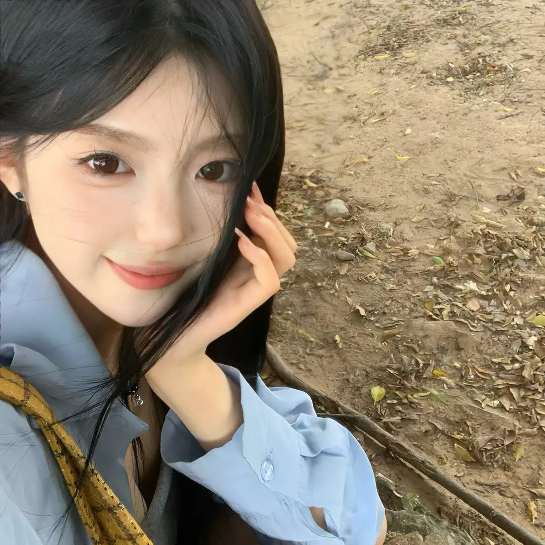 跳舞的红色公交海报